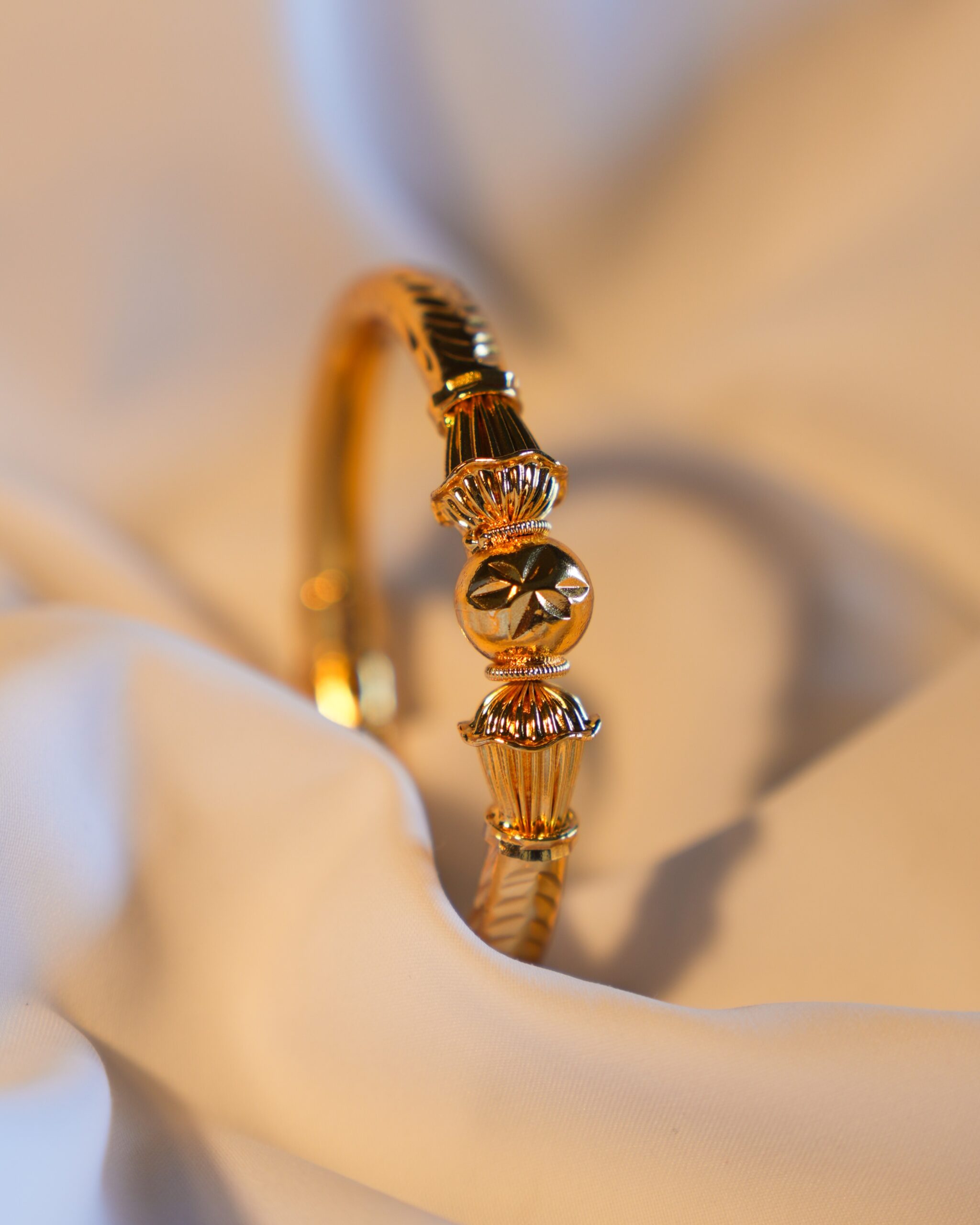 Regal Sculpture Bangle