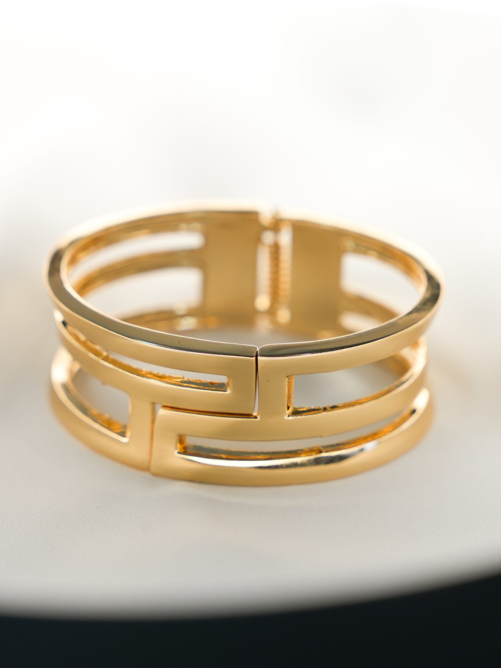 The Architectural Statement Cuff – Modern Golden Glamour - Image 2